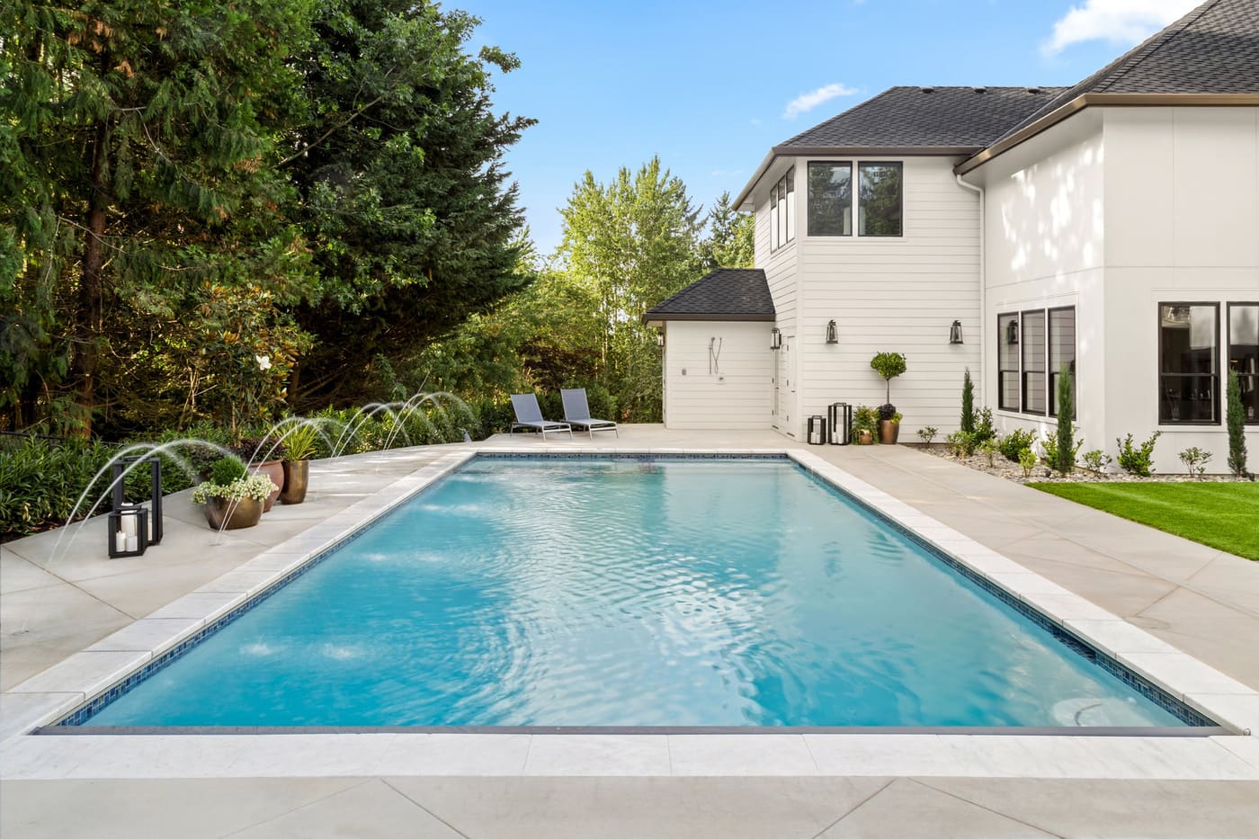 House with large pool